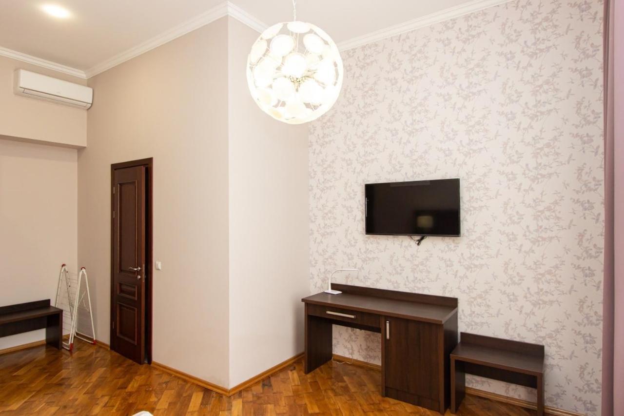 Апартаменти В Центрі Міста Ivano-Frankivsk Buitenkant foto